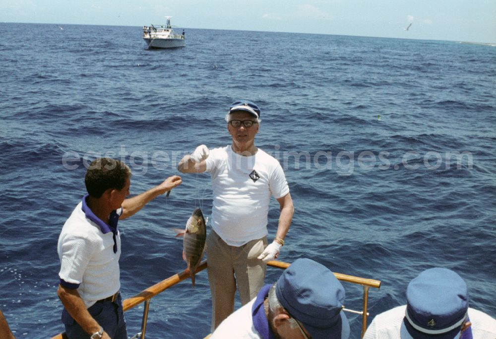 GDR picture archive: Havanna - Enduring fishing by GDR State Council Chairman Erich Honecker and the Secretary of the Central Committee of the Communist Party of Cuba Fidel Alejandro Castro Ruz on a state yacht as part of the cultural context of an official state visit to Havana in Cuba