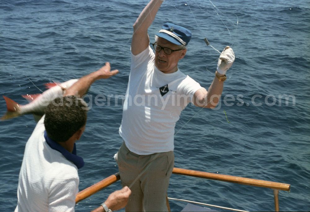 GDR image archive: Havanna - Enduring fishing by GDR State Council Chairman Erich Honecker and the Secretary of the Central Committee of the Communist Party of Cuba Fidel Alejandro Castro Ruz on a state yacht as part of the cultural context of an official state visit to Havana in Cuba