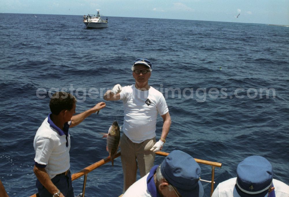 Havanna: Enduring fishing by GDR State Council Chairman Erich Honecker and the Secretary of the Central Committee of the Communist Party of Cuba Fidel Alejandro Castro Ruz on a state yacht as part of the cultural context of an official state visit to Havana in Cuba