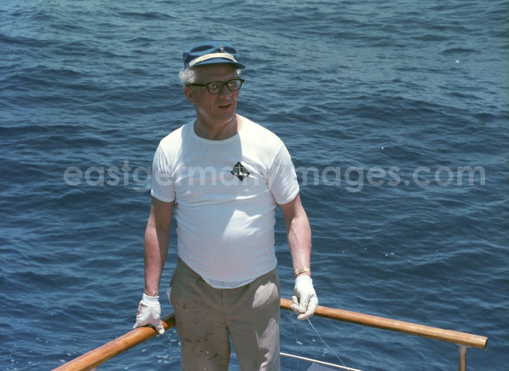 Havanna: Enduring fishing by GDR State Council Chairman Erich Honecker and the Secretary of the Central Committee of the Communist Party of Cuba Fidel Alejandro Castro Ruz on a state yacht as part of the cultural context of an official state visit to Havana in Cuba