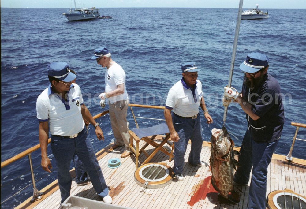 GDR image archive: Havanna - Enduring fishing by GDR State Council Chairman Erich Honecker and the Secretary of the Central Committee of the Communist Party of Cuba Fidel Alejandro Castro Ruz on a state yacht as part of the cultural context of an official state visit to Havana in Cuba