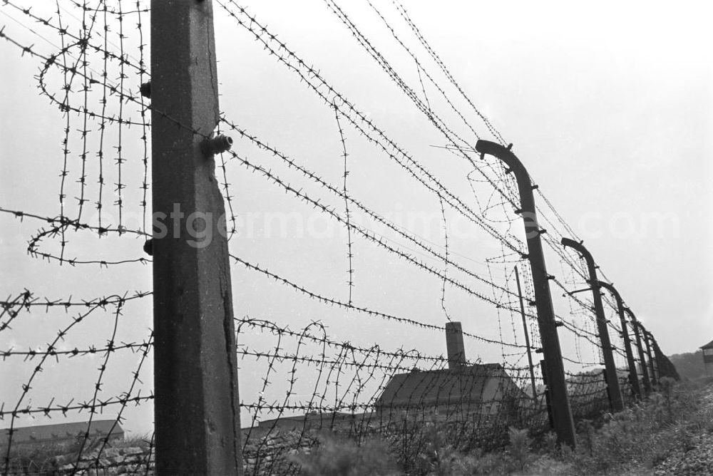 GDR picture archive: Buchenwald - Hinter einem Stacheldrahtzaun ist das ehemalige Krematorium des KZ / Konzentrationslagers Buchenwald zu sehen. Das ehemalige Konzentrationslager Buchenwald wurde 1958 als Nationale Mahn- und Gedenkstätte eingeweiht. Beste Bildqualität nach Vorlage!