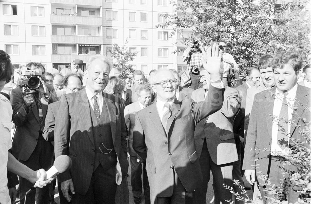 GDR image archive: Berlin - Guided tour and city tour des SPD - Chairman Willy Brandt in the district Marzahn in Berlin, the former capital of the GDR, German Democratic Republic