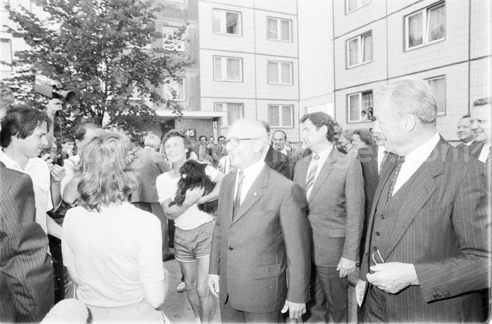 GDR picture archive: Berlin - Guided tour and city tour des SPD - Chairman Willy Brandt in the district Marzahn in Berlin, the former capital of the GDR, German Democratic Republic