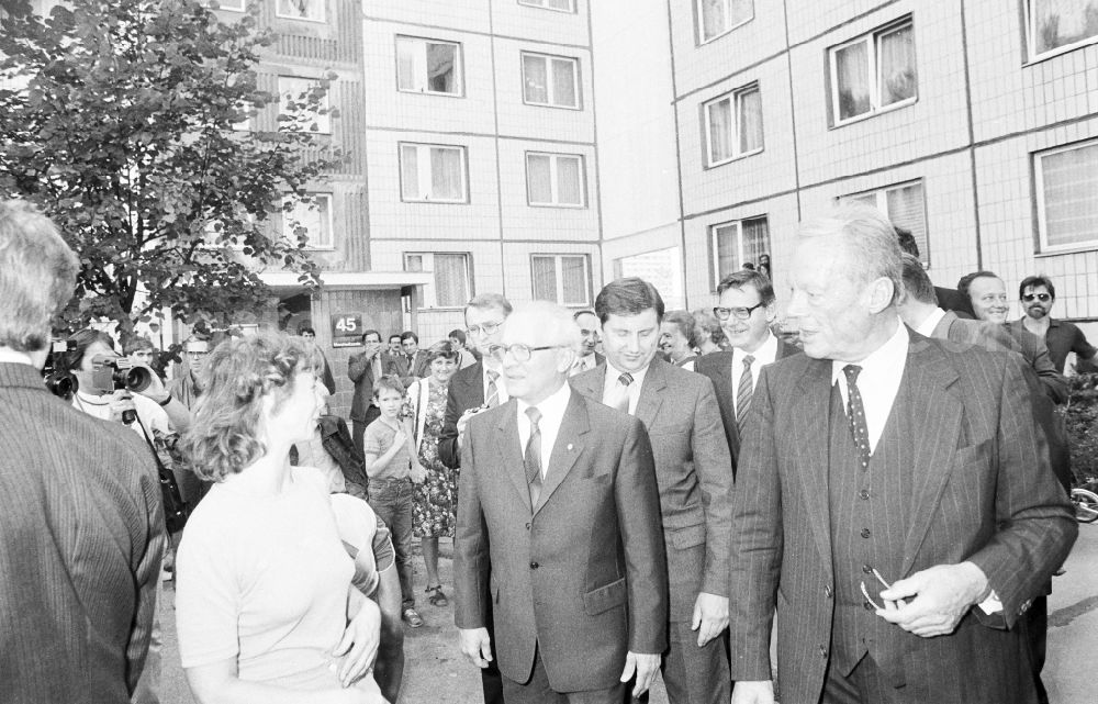 Berlin: Guided tour and city tour des SPD - Chairman Willy Brandt in the district Marzahn in Berlin, the former capital of the GDR, German Democratic Republic