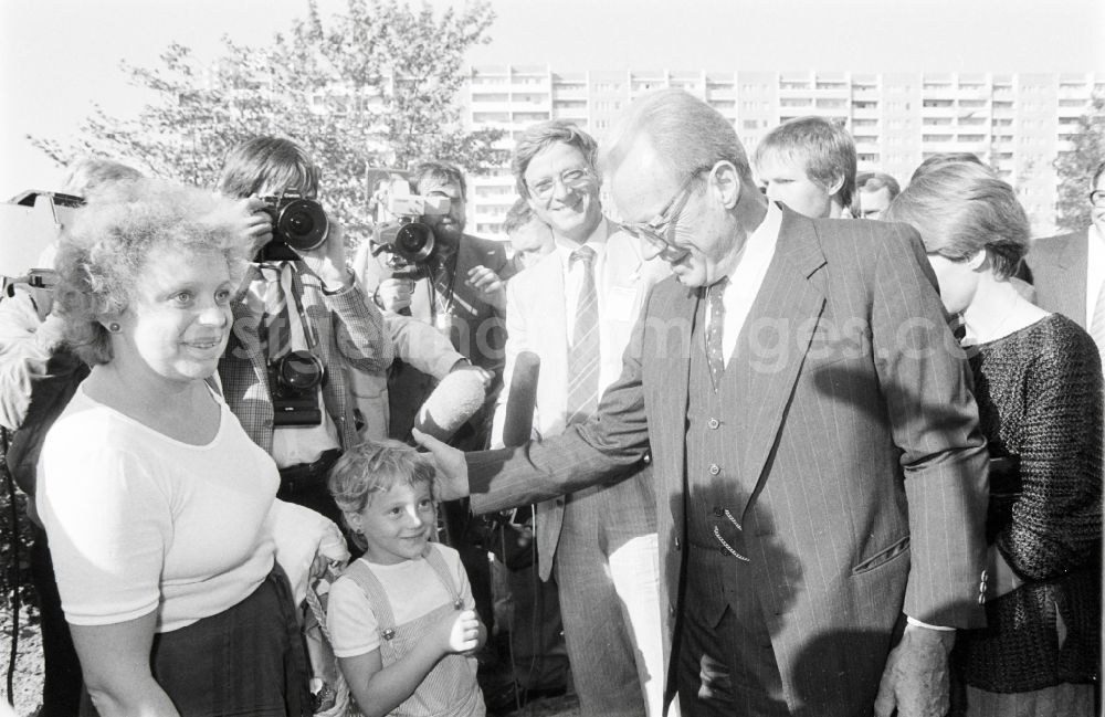 GDR photo archive: Berlin - Guided tour and city tour des SPD - Chairman Willy Brandt in the district Marzahn in Berlin, the former capital of the GDR, German Democratic Republic
