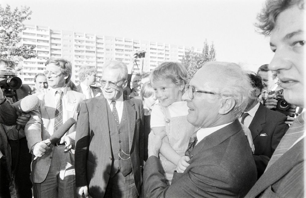 GDR picture archive: Berlin - Guided tour and city tour des SPD - Chairman Willy Brandt in the district Marzahn in Berlin, the former capital of the GDR, German Democratic Republic