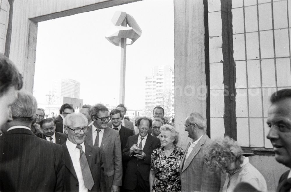 Berlin: Guided tour and city tour des SPD - Chairman Willy Brandt in the district Marzahn in Berlin, the former capital of the GDR, German Democratic Republic