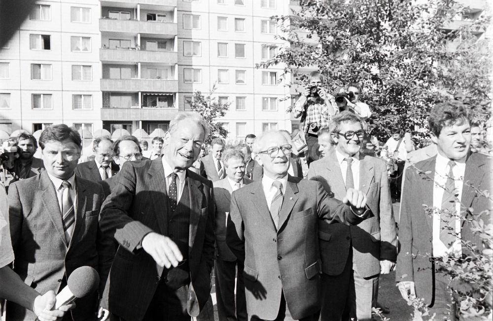 GDR image archive: Berlin - Guided tour and city tour des SPD - Chairman Willy Brandt in the district Marzahn in Berlin, the former capital of the GDR, German Democratic Republic