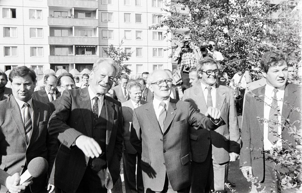 GDR photo archive: Berlin - Guided tour and city tour des SPD - Chairman Willy Brandt in the district Marzahn in Berlin, the former capital of the GDR, German Democratic Republic