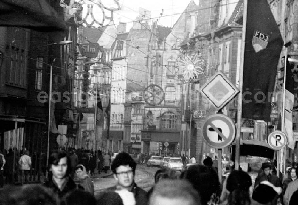 GDR image archive: Erfurt - Blick über Passanten auf die weihnachtlich geschmückte Altstadt. Verkehrsschilder Haupstraße, links abbiegen verboten und parken verboten. Flaggen DDR und FDJ.