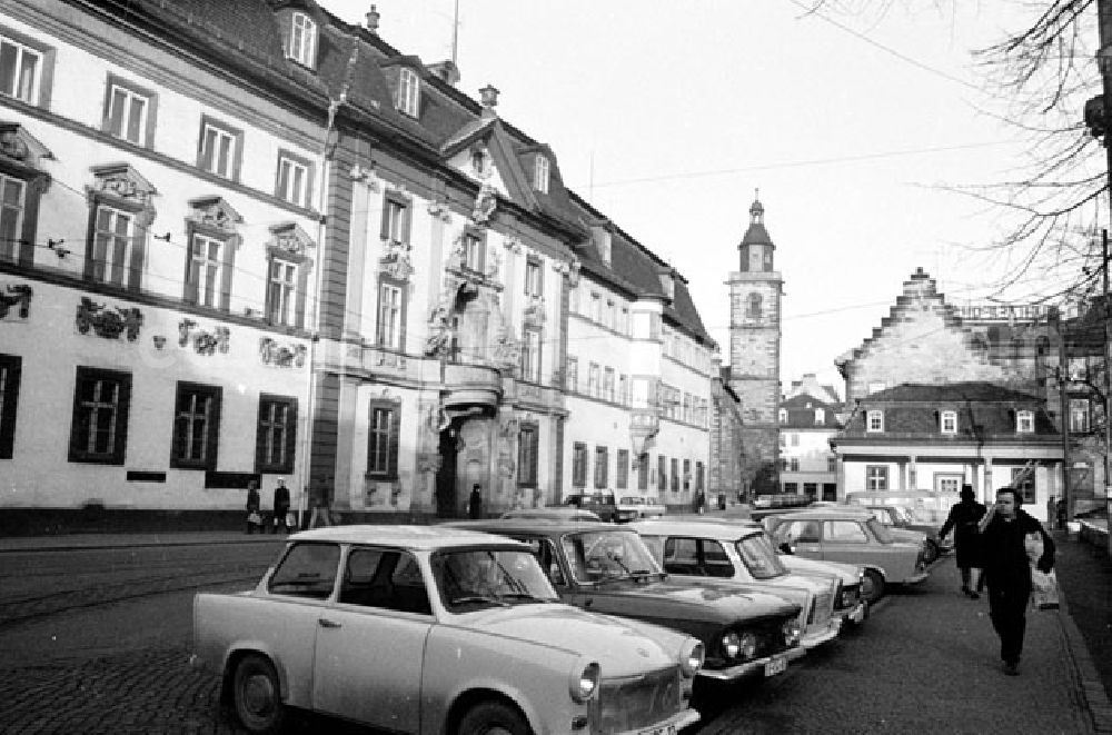 GDR image archive: Erfurt - Blick über Autos auf dem Parkplatz vor der Thüringer Staatskanzlei. Verschiedene Automarken u. a. Trabant / Trabi 601, Moskwitsch 408. Adresse Staatskanzlei: Regierungsstraße 73, 99