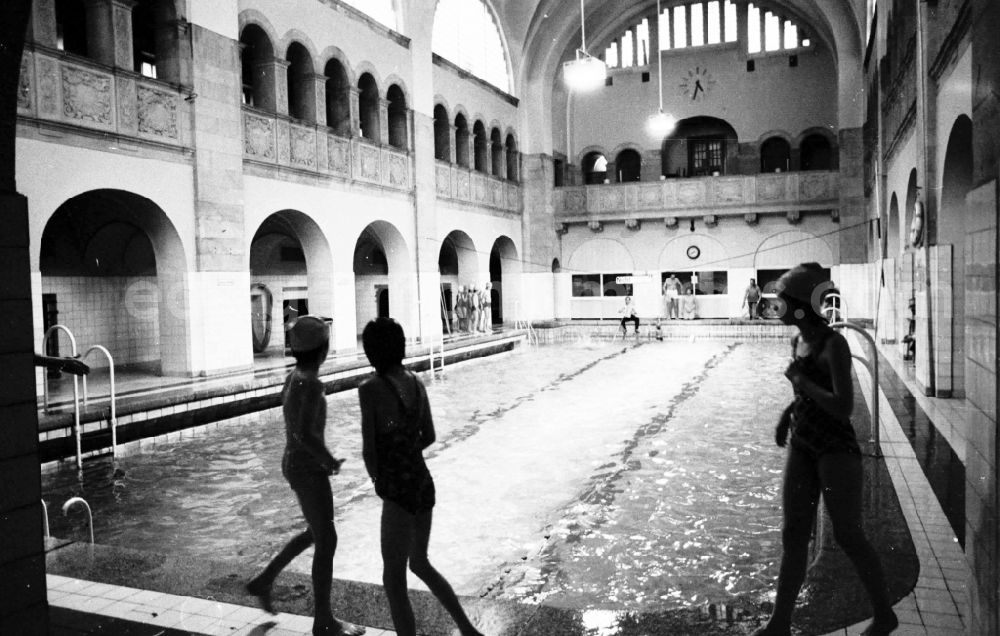 GDR image archive: Berlin - Swimming training of the club BSG WBK Berlin in the Public swimming pool Oderberger Strasse in Berlin - Prenzlauer Berg, the former capital of the GDR, German Democratic Republic