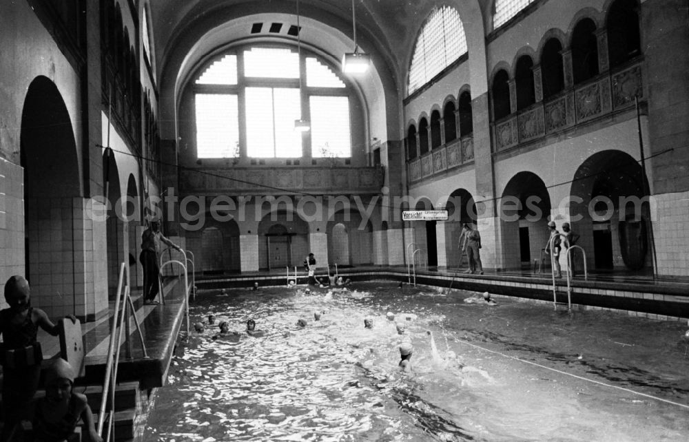GDR picture archive: Berlin - Swimming training of the club BSG WBK Berlin in the Public swimming pool Oderberger Strasse in Berlin - Prenzlauer Berg, the former capital of the GDR, German Democratic Republic