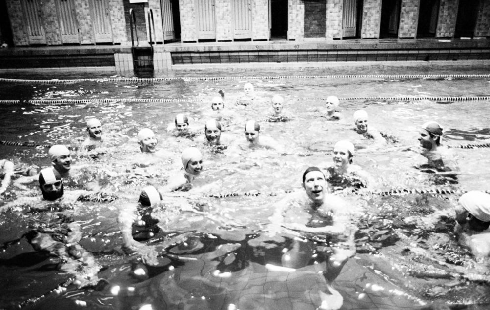 GDR picture archive: Berlin - Swimming training of the club BSG WBK Berlin in the Public swimming pool Oderberger Strasse in Berlin - Prenzlauer Berg, the former capital of the GDR, German Democratic Republic