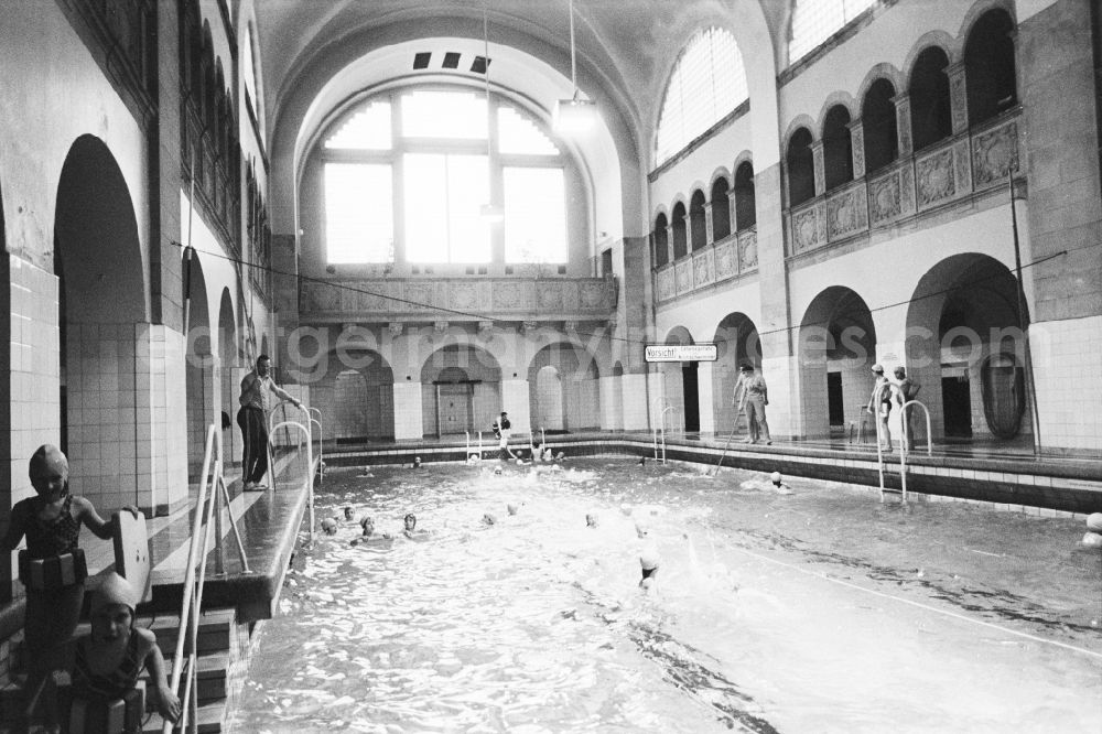GDR photo archive: Berlin - Swimming training of the club BSG WBK Berlin in the Public swimming pool Oderberger Strasse in Berlin - Prenzlauer Berg, the former capital of the GDR, German Democratic Republic