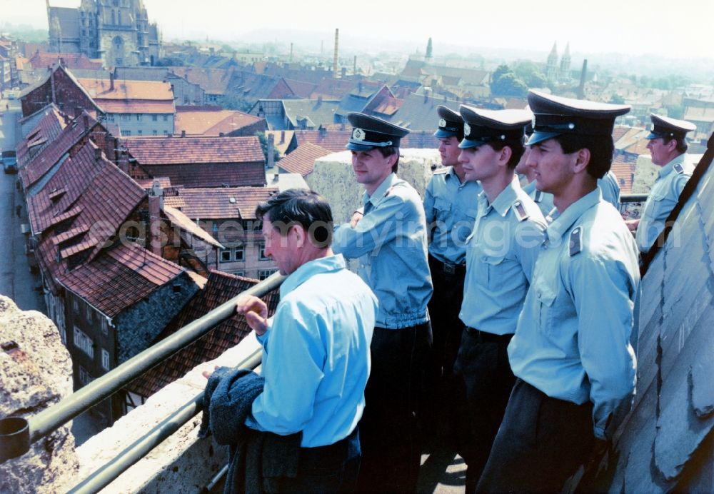 GDR picture archive: Mühlhausen - City tour and tour young NVA soldiers - land forces in downtown Mühlhausen in Thuringia