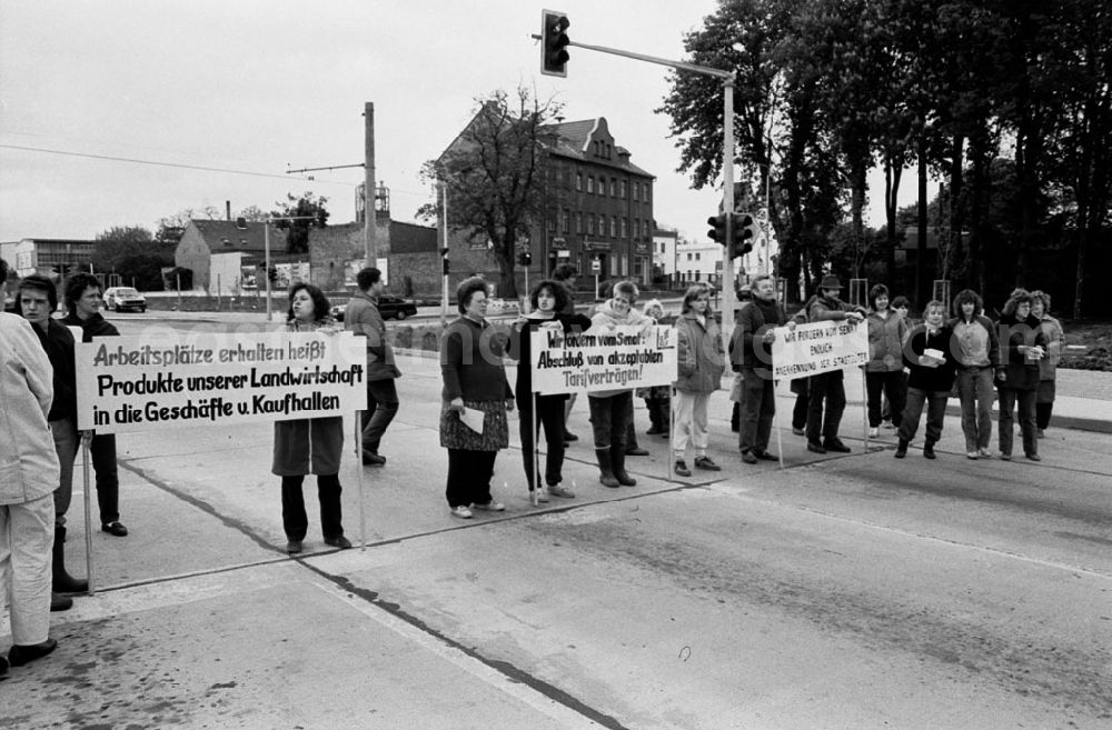 GDR photo archive: - Stadtgut Mahlsdorf besetzt Kreuzung Umschlagnummer: 7461