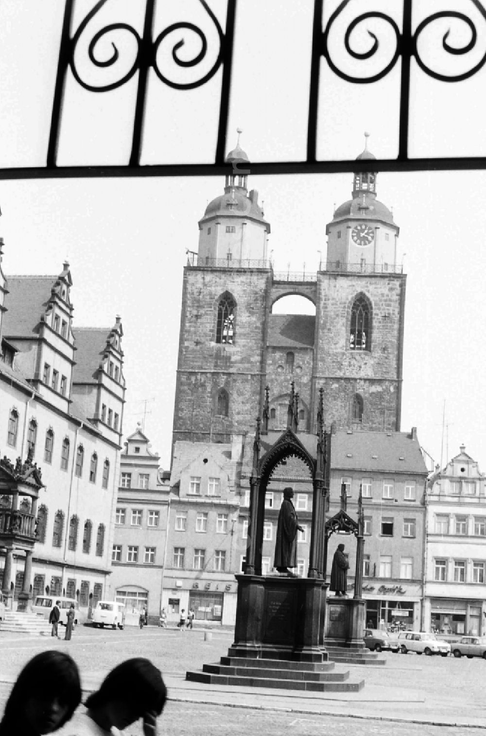 GDR photo archive: Lutherstadt Wittenberg - Guided tour and sightseeing on the occasion of a city tour General G. Goettnig in Lutherstadt Wittenberg in the federal state of Saxony-Anhalt on the territory of the former GDR, German Democratic Republic