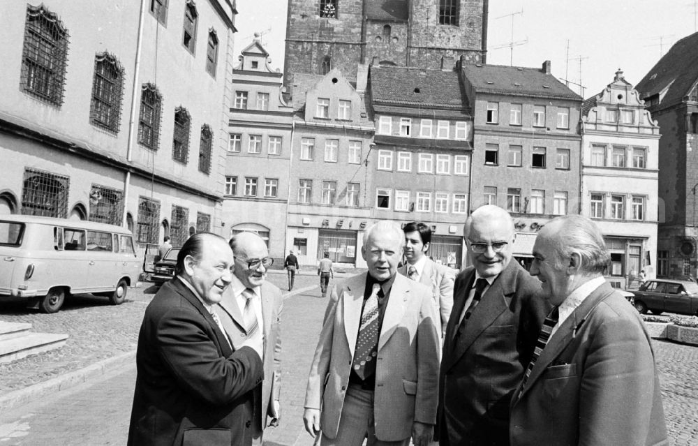 GDR image archive: Lutherstadt Wittenberg - Guided tour and sightseeing on the occasion of a city tour General G. Goettnig in Lutherstadt Wittenberg in the federal state of Saxony-Anhalt on the territory of the former GDR, German Democratic Republic