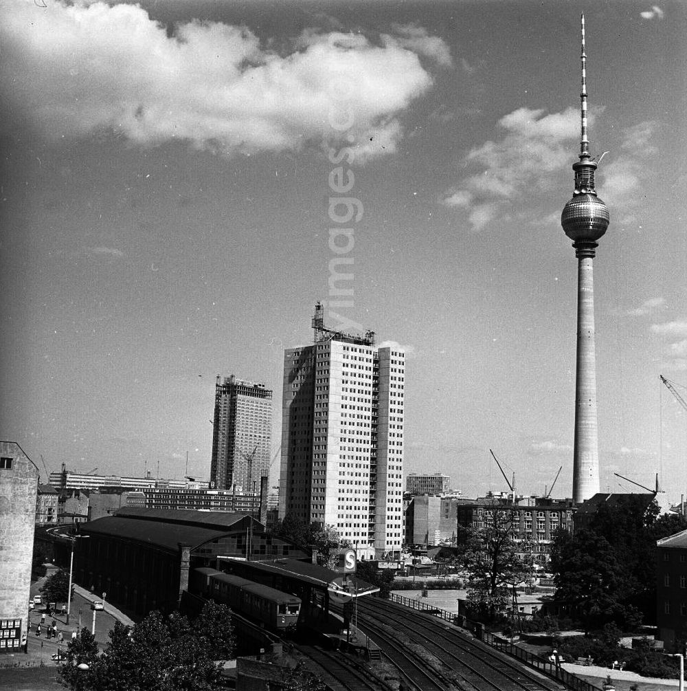 GDR image archive: Berlin - Stadtzentrum Berlin. Blick auf den Alexander Platz (