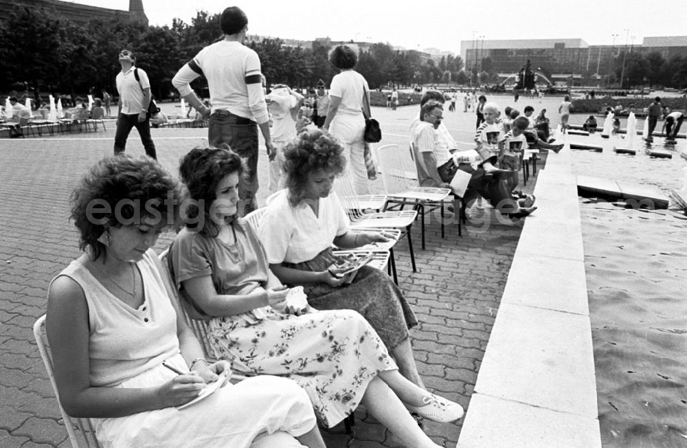 GDR photo archive: Berlin-Mitte - Stadtzentrum - Wasserspiele am Fernsehturm 04.
