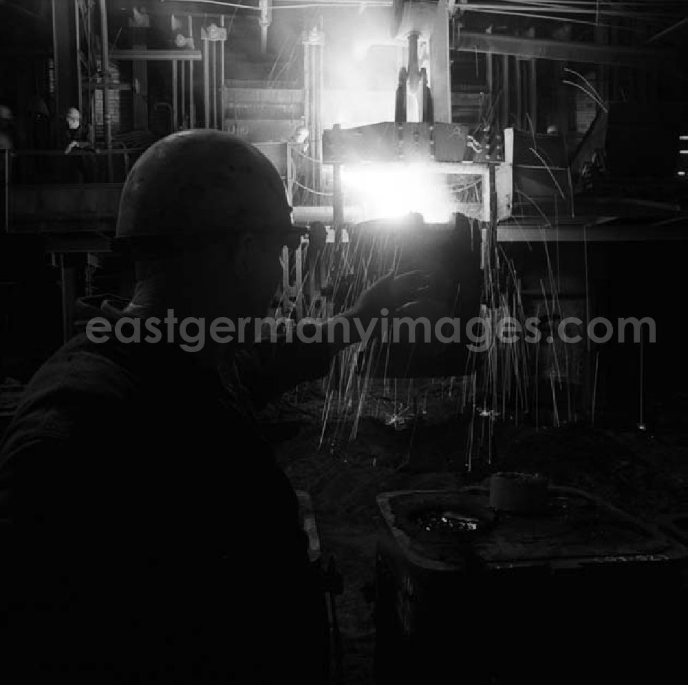 Berlin: Stahlarbeiter bei der Arbeit im Stahlwerk Elsterstahl in Silbitz.