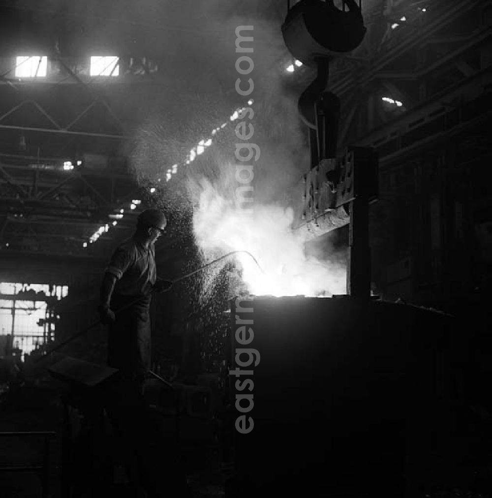 GDR image archive: Berlin - Stahlarbeiter bei der Arbeit im Stahlwerk Elsterstahl in Silbitz.