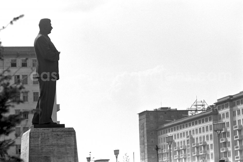 GDR image archive: Berlin - The bronze Stalin monument of the Soviet dictator Josef Stalin stood in the Stalinallee (now Karl-Marx-Allee) named after him between Andreasstrasse and Koppenstrasse opposite the German Sports Hall in the Friedrichshain district of East Berlin in the territory of the former GDR, German Democratic Republic