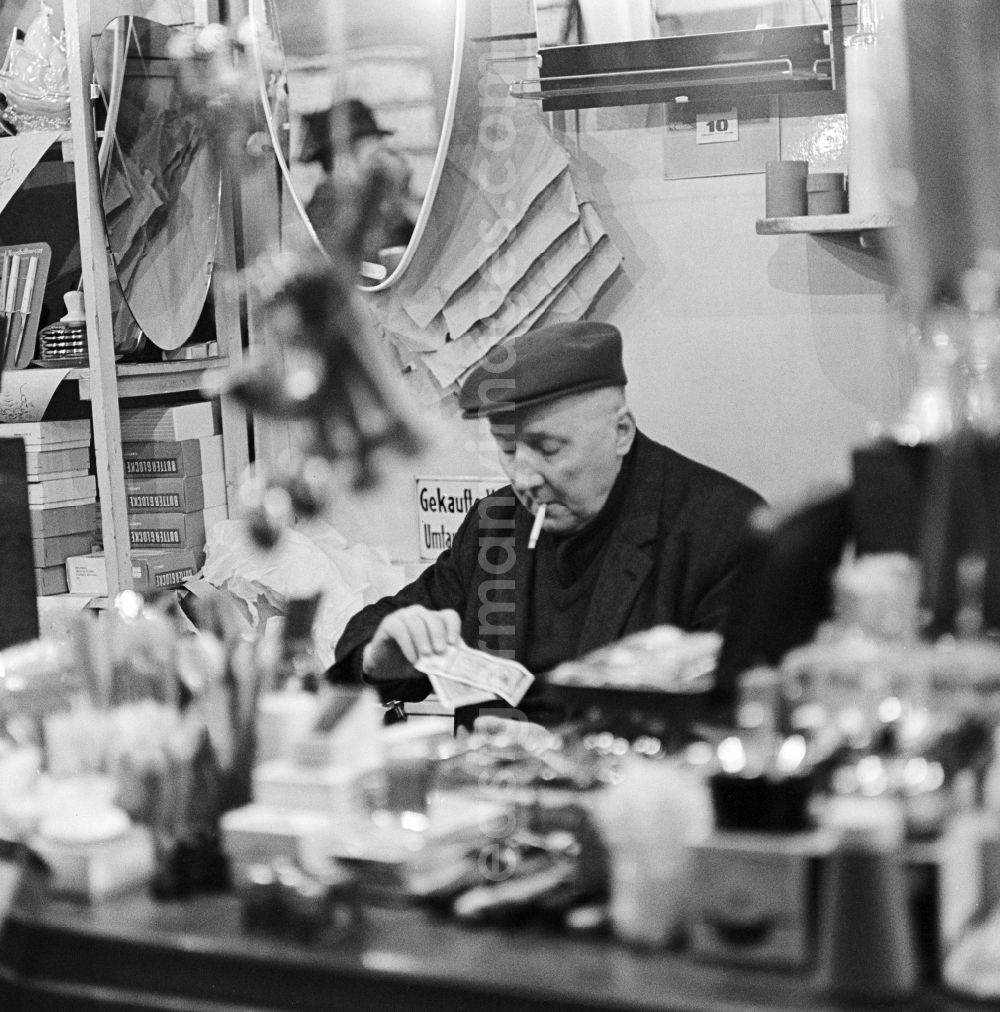 GDR image archive: Berlin - Stall owner in the Central Market Hall on Alexanderplatz in Berlin-Mitte, the former capital of the GDR, the German Democratic Republic