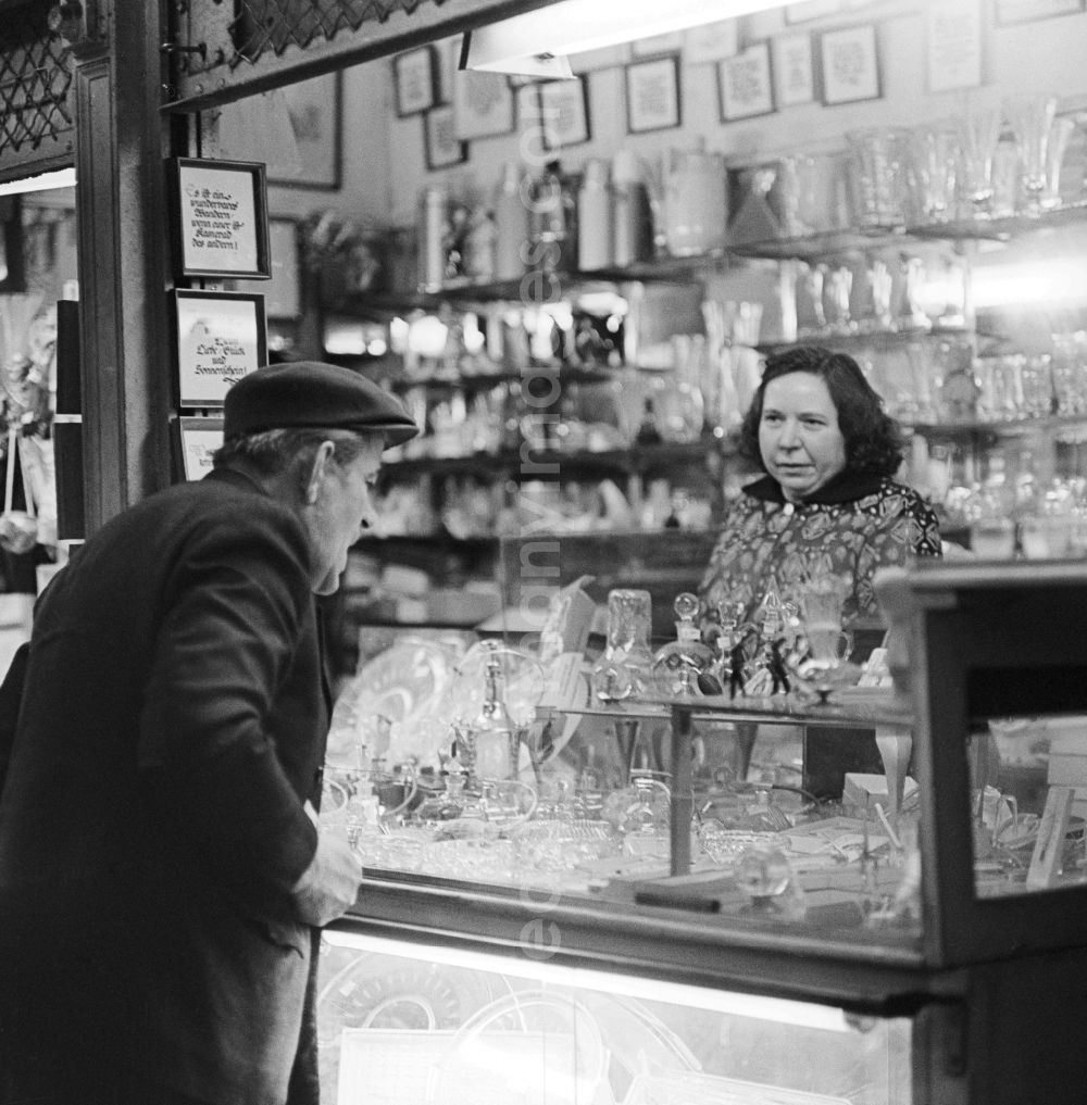 GDR photo archive: Berlin - Stand owner sells glass and crystal products in the Central Market Hall on Alexanderplatz in Berlin-Mitte, the former capital of the GDR, the German Democratic Republic