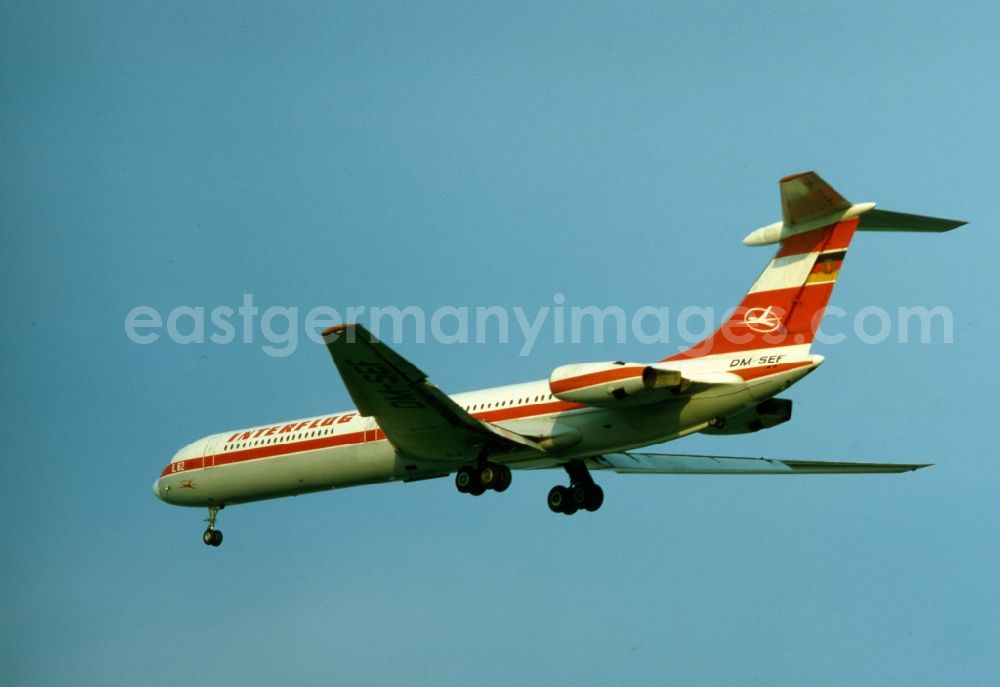 GDR image archive: Schönefeld - Start an aircraft type IL 62 of INTERFLUG with the identifier DM SEF in Schoenefeld in today's state of Brandenburg