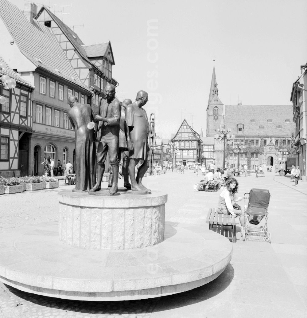 GDR image archive: Quedlinburg - Statue, Muenzenberger Musikanten, on the square in the old market in Quedlinburg in Saxony-Anhalt on the territory of the former GDR, German Democratic Republic