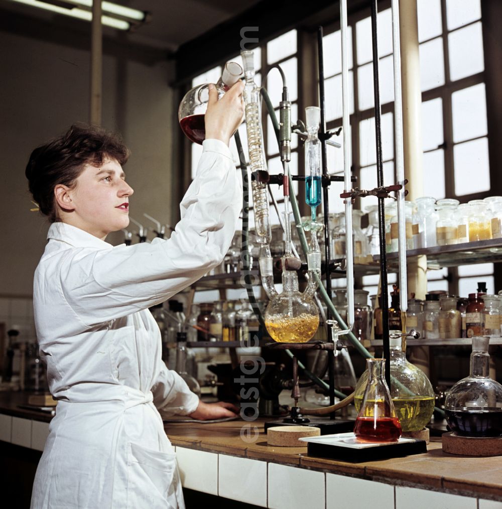 GDR image archive: Lutherstadt Wittenberg - Laboratory employee in the laboratory at VEB Stickstoffwerk Piesteritz in Lutherstadt Wittenberg, Saxony-Anhalt in the territory of the former GDR, German Democratic Republic