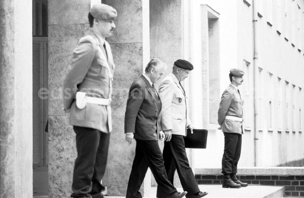 GDR photo archive: - Stolpe bei der Bundeswehr-Ost Umschlag:682