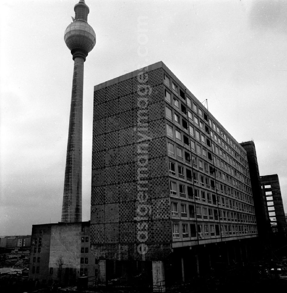GDR image archive: Berlin - Blick auf die Stralauer Straße und Rathausstraße.
