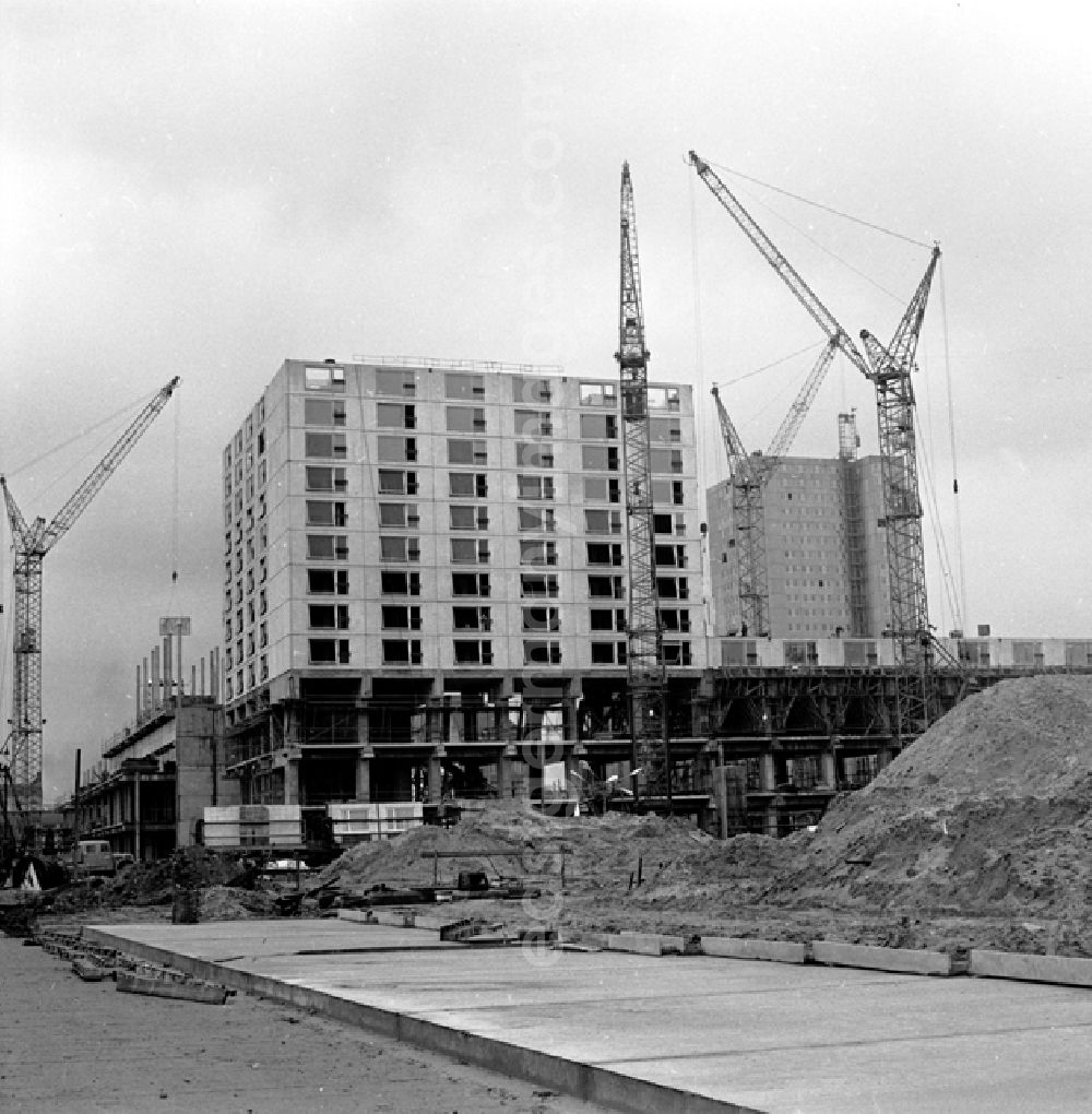 GDR photo archive: Berlin - Blick auf die Stralauer Straße und Rathausstraße.