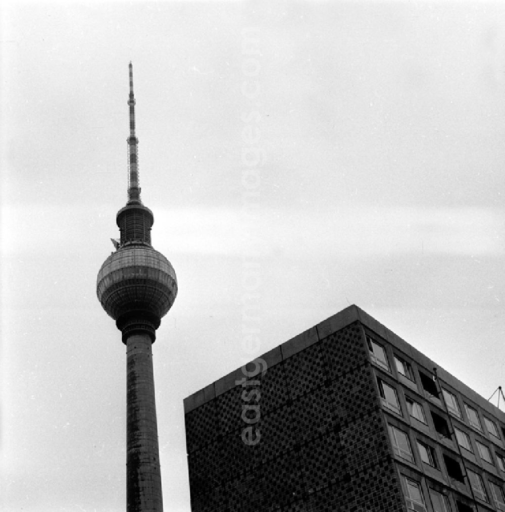 GDR picture archive: Berlin - Blick auf die Stralauer Straße und Rathausstraße.