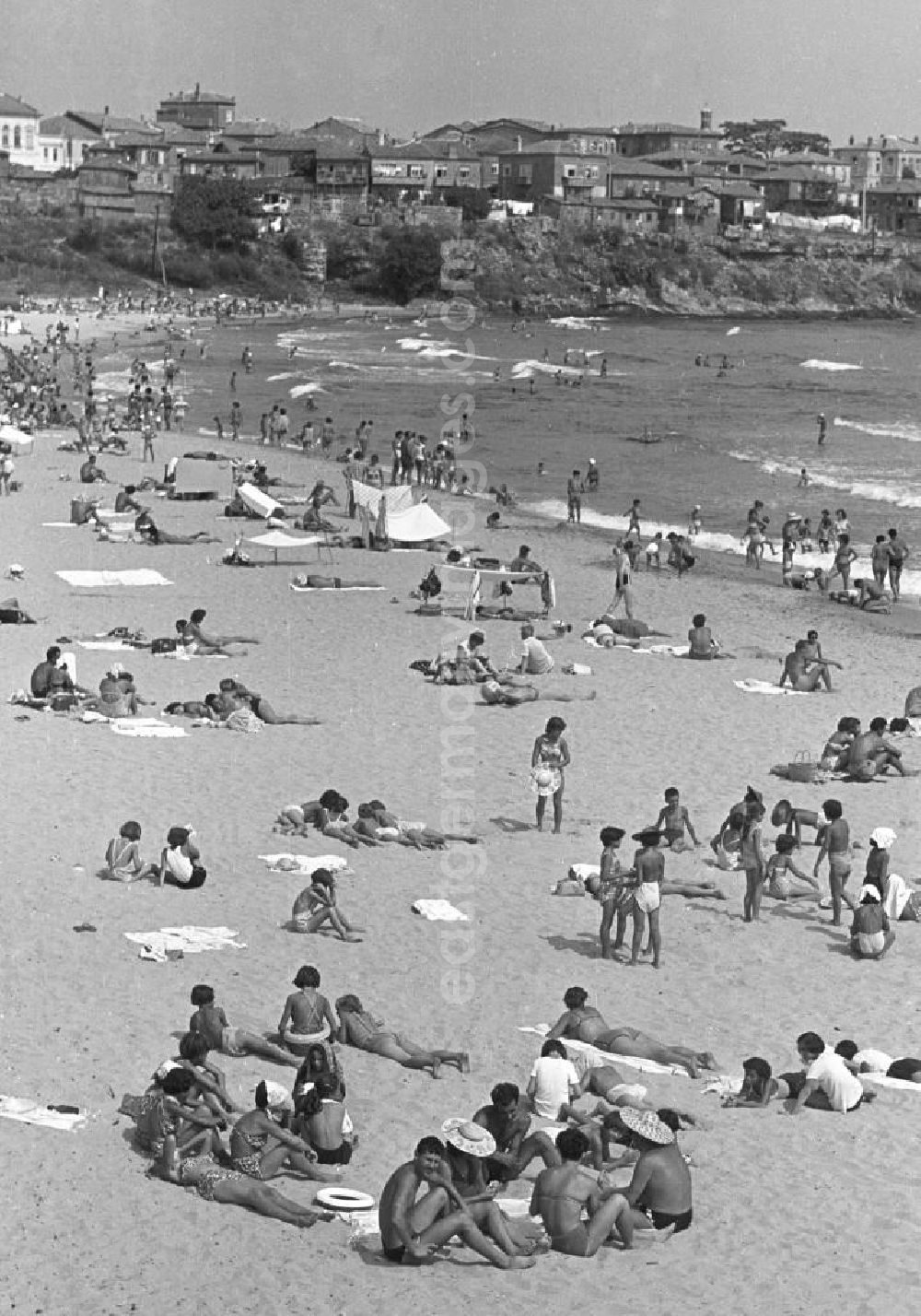Prerow: Am Strand von Prerow auf der Halbinsel Fischland-Darß-Zingst - Viele Feriengäste sonnen sich am Strand oder baden in der Ostsee. Im Hintergrund der dichtbebaute Ort. Prerow zählte zu den beliebtesten Ferien-Orten in der DDR. Im Sommer waren etwa 2