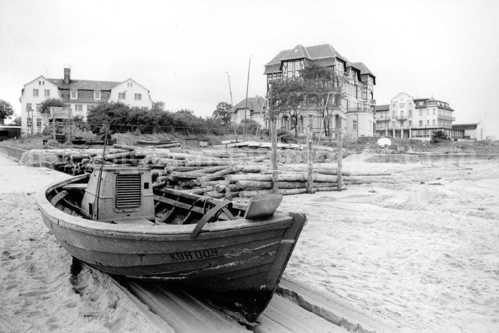 GDR image archive: Kühlungsborn - Blick über ein Boot am Strand auf Mehrfamilienhäuser mit verschiedenen architektonischen Stilarten. Das Ostseebad Kühlungsborn war mit ca. 150.00