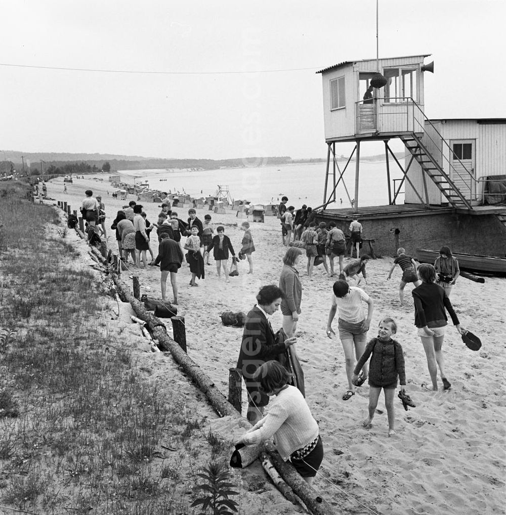 GDR picture archive: Frankfurt (oder) - Besucher am Strandbad Helene-See.