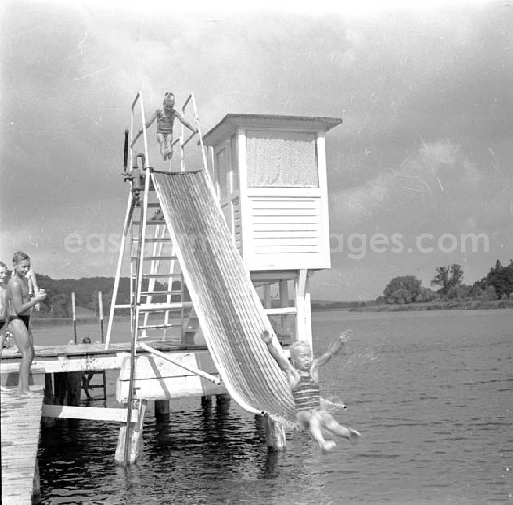 GDR image archive: Dargun - Kinder am und auf Rutsche / Wasserrutsche im Strandbad am Klostersee.