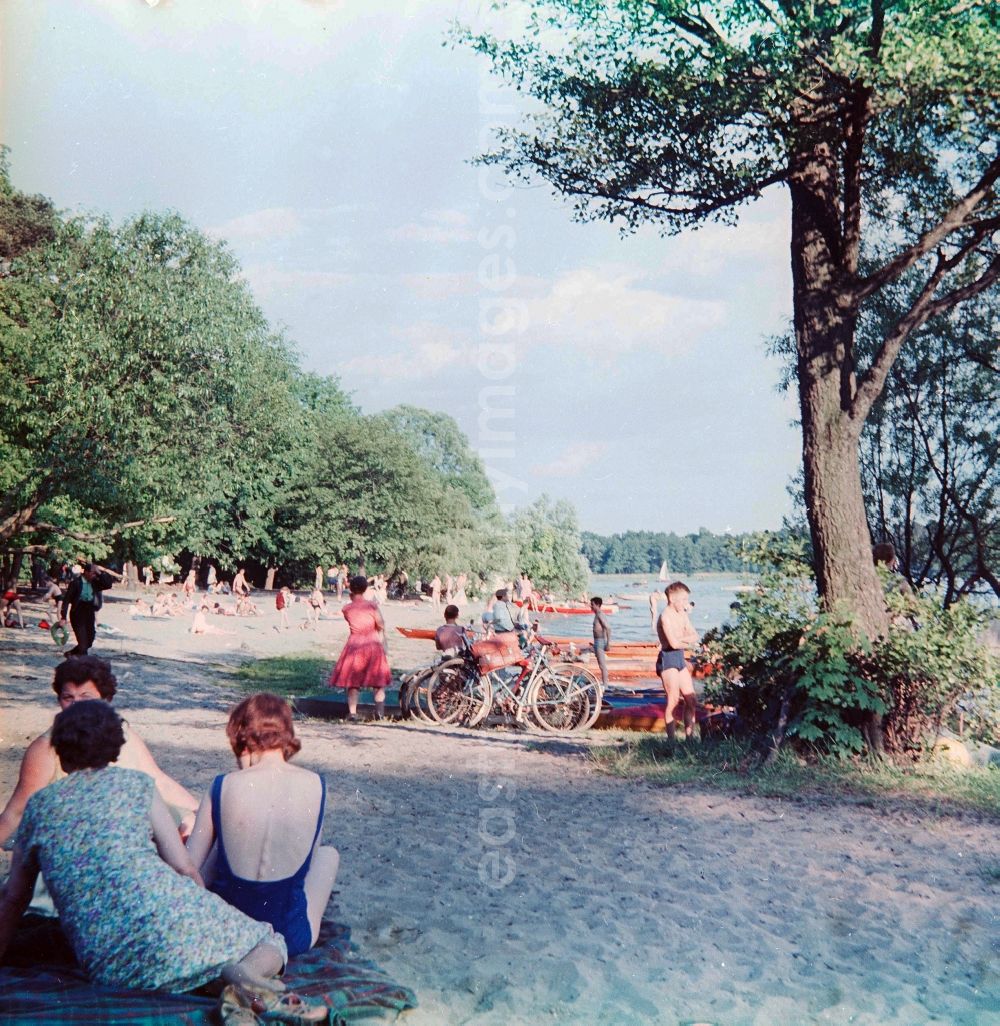 GDR image archive: Berlin - Bathers in the beach bath Mueggelsee in Berlin, the former capital of the GDR, German democratic republic