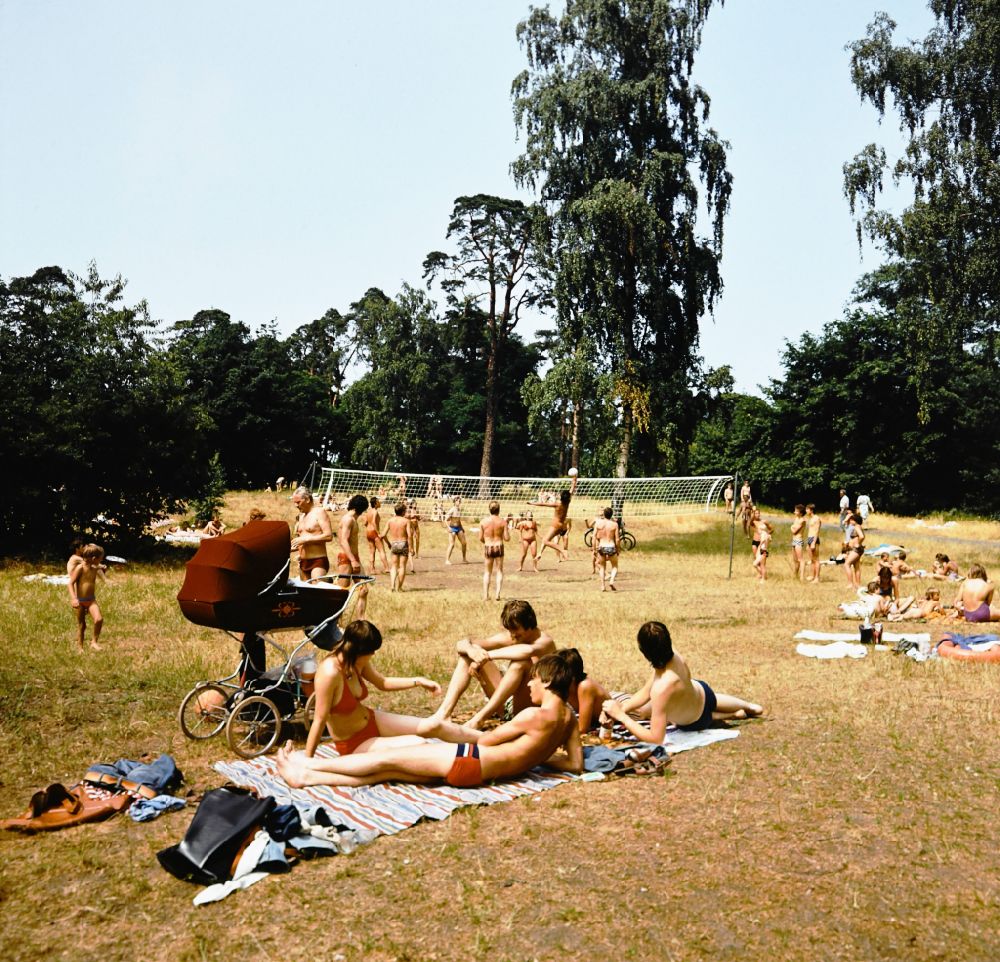 GDR image archive: Berlin - Bathers at Mueggelsee lido in Friedrichshagen in Eastberlin on the territory of the former GDR, German Democratic Republic