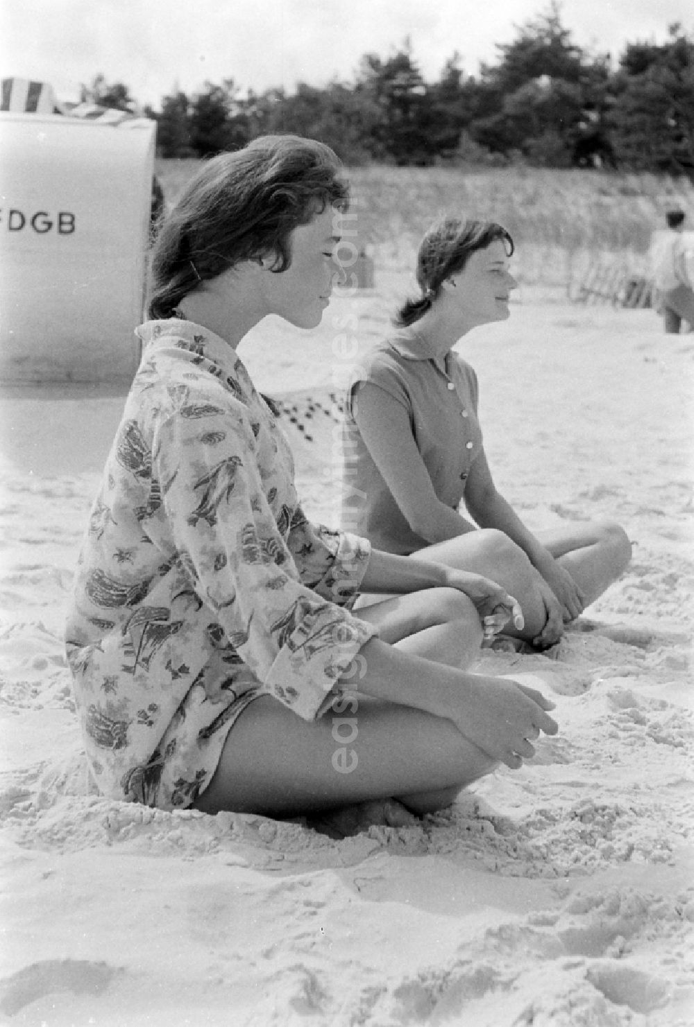GDR image archive: Prerow - Sporting exercises for beach gymnastics in Prerow in the state Mecklenburg-Western Pomerania on the territory of the former GDR, German Democratic Republic