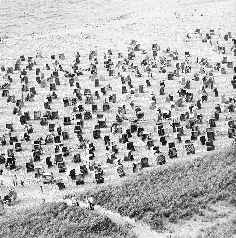 GDR image archive: Rostock - Beach baskets on the sand beach in the seaside resort Warnemuende in Rostock in the state Mecklenburg-West Pomerania on the territory of the former GDR, German Democratic Republic