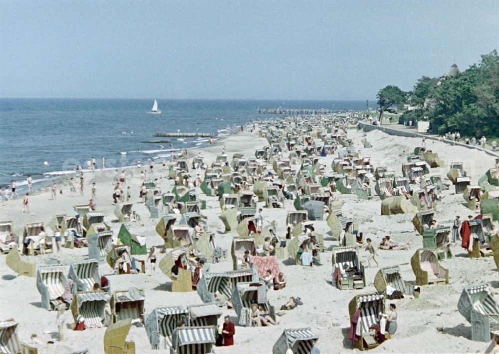 GDR image archive: Kühlungsborn - Beach activity and recreation on the Baltic Sea in Kuehlungsborn in the state Mecklenburg-Western Pomerania on the territory of the former GDR, German Democratic Republic