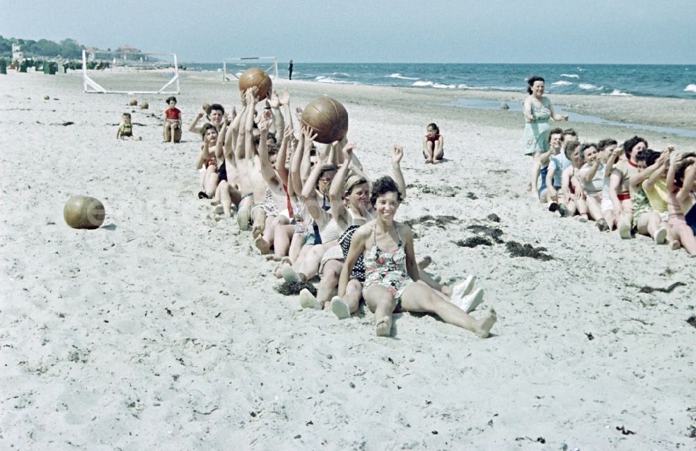 GDR photo archive: Kühlungsborn - Beach activity and recreation on the Baltic Sea in Kuehlungsborn in the state Mecklenburg-Western Pomerania on the territory of the former GDR, German Democratic Republic
