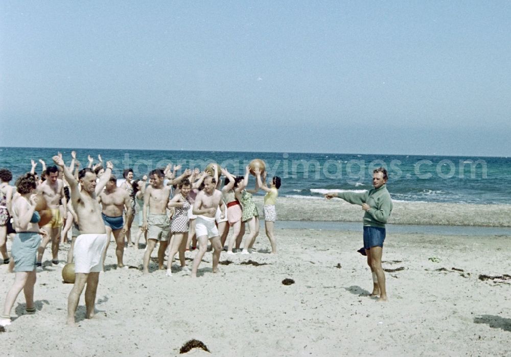 GDR picture archive: Kühlungsborn - Beach activity and recreation on the Baltic Sea in Kuehlungsborn in the state Mecklenburg-Western Pomerania on the territory of the former GDR, German Democratic Republic