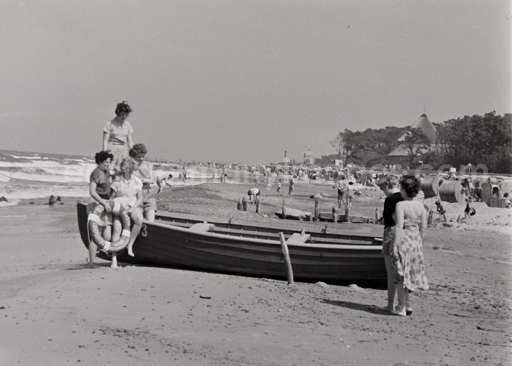 GDR photo archive: Kühlungsborn - Beach activity and recreation on the Baltic Sea beach in Kuehlungsborn in the state Mecklenburg-Western Pomerania on the territory of the former GDR, German Democratic Republic